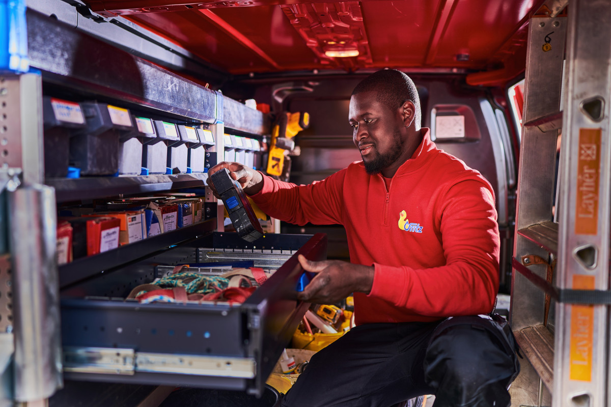 Mitarbeiter von Fritz in Offenburg sortiert Werkzeuge und Material im Servicefahrzeug.