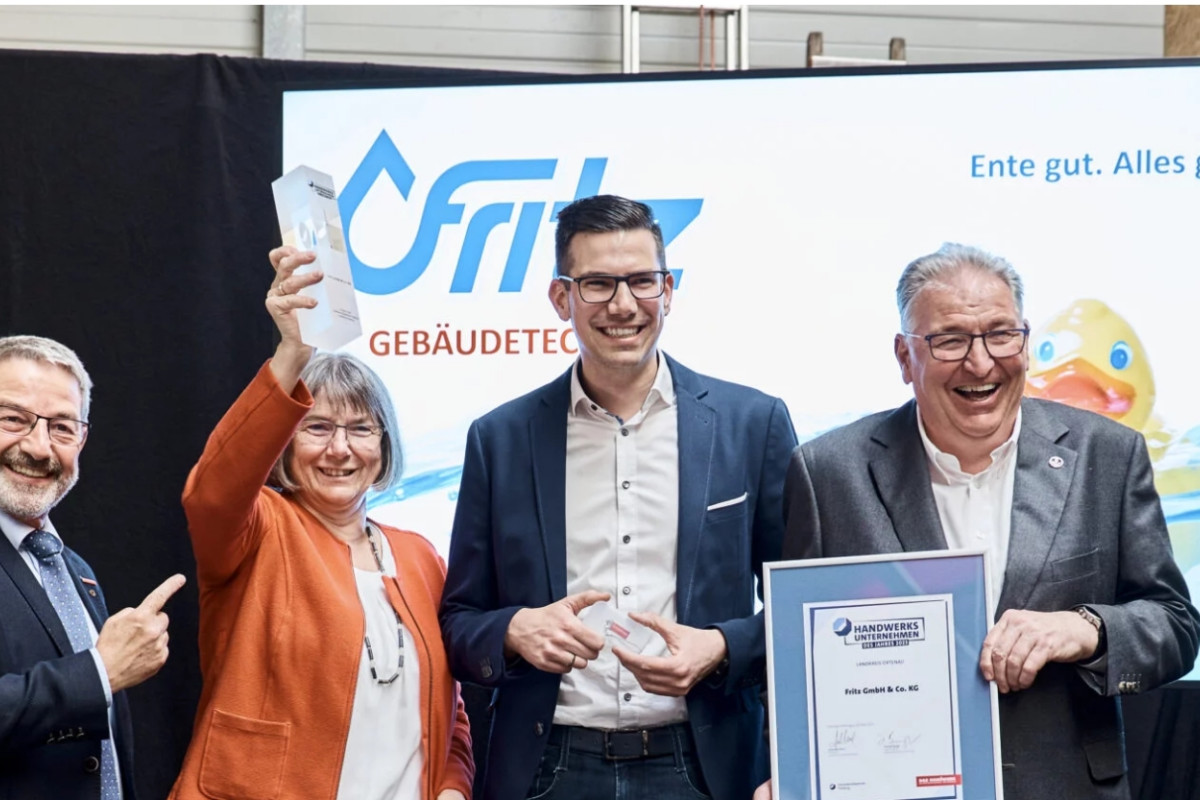 Die Familie Petersen auf der Bühne mit zwei Auszeichnungen