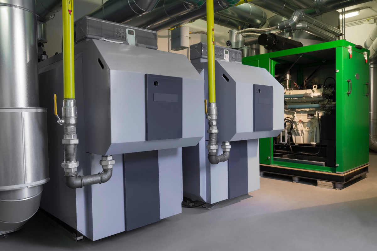 Blick auf ein Blockheizkraftwerk in einem Gebäude