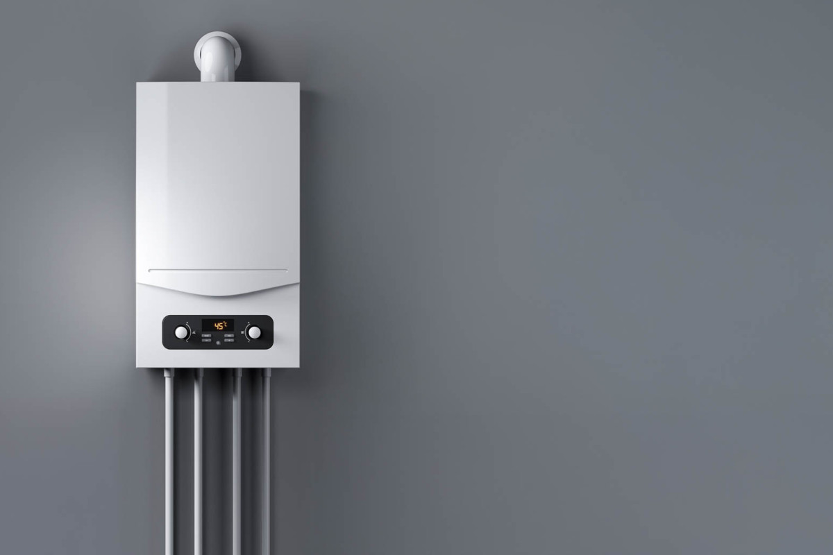 Gas-Wasserboiler hängt an einer grauen Wand.
